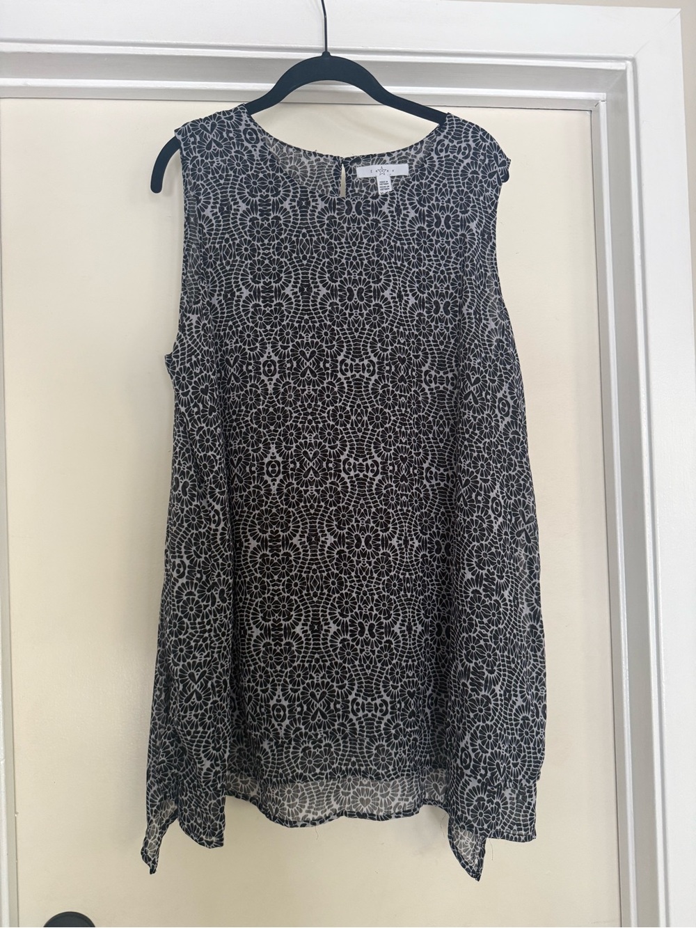 Fever Black and White Sleeveless Floral-Geometric Camisole sz XL